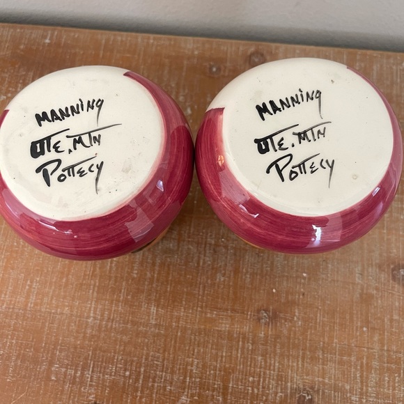 Set Of 2 Vintage Pottery Mugs Signed - Picture 4 of 4